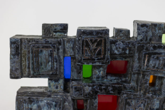 Auguste Harzic, sculpture cube en céramique et verres colorés retro éclairé, 1968 - focus