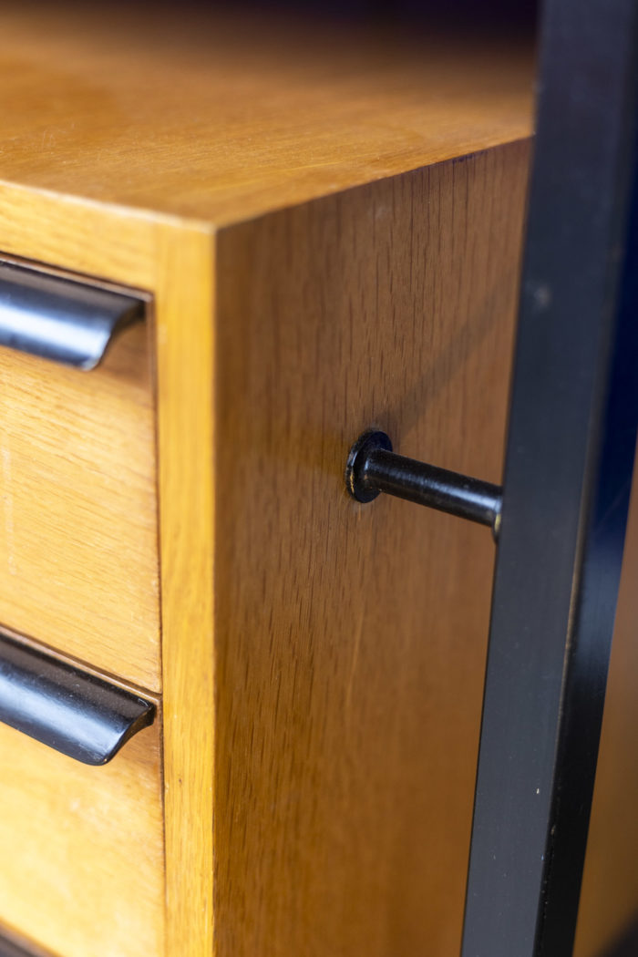 Desk in oak and lacquered metal - detail of the metal