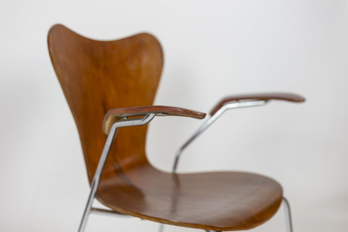 Fauteuil butterfly en bois multiplis moulé réalisé par Arne JACOBSEN et édité par Fritz Hansen dans les années 70 - focus accotoirs