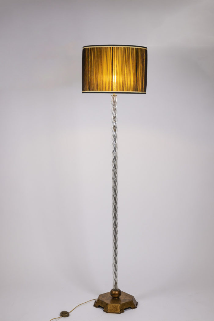 Lampadaire en verre torsadé et laiton - allumé