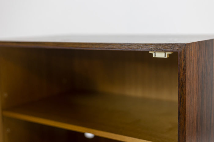 Sideboard in rosewood opening with a door and resting on four black metal legs.