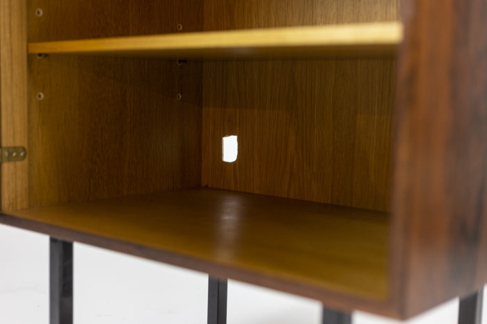 Sideboard in rosewood opening with a door and resting on four black metal legs - focus interior