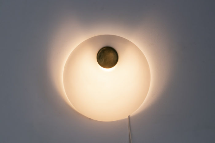 Wall lamp in Murano glass, in white opaline. Brass circular shape in the center. - allumée