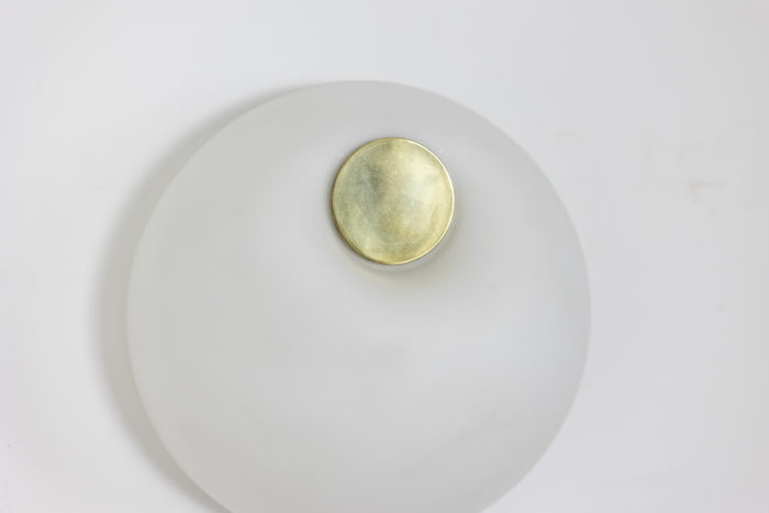 Wall lamp in Murano glass, in white opaline. Brass circular shape in the center. - autre détail