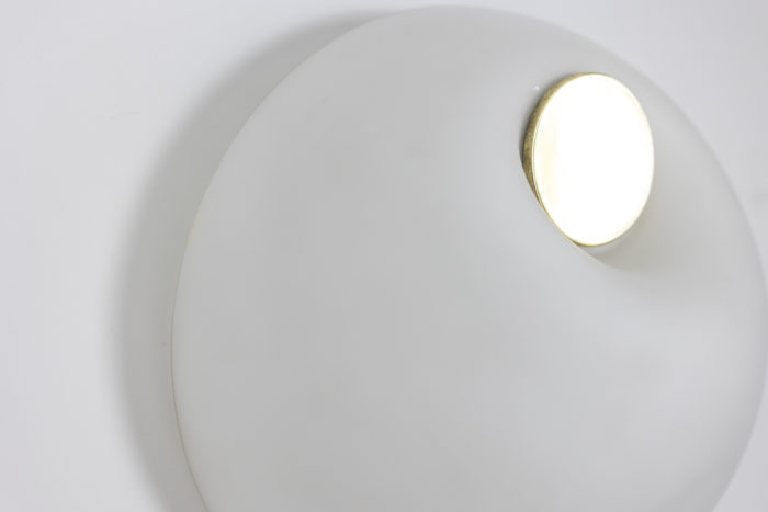 Wall lamp in Murano glass, in white opaline. Brass circular shape in the center. - autre zoom