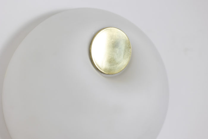 Wall lamp in Murano glass, in white opaline. Brass circular shape in the center. - detail