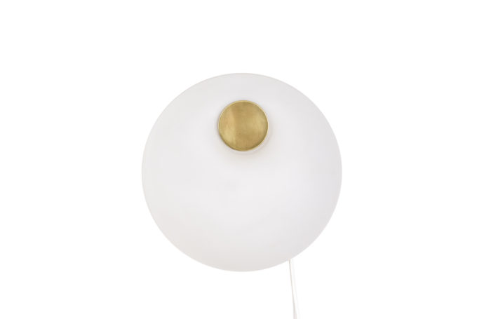 Wall lamp in Murano glass, in white opaline. Brass circular shape in the center. - face