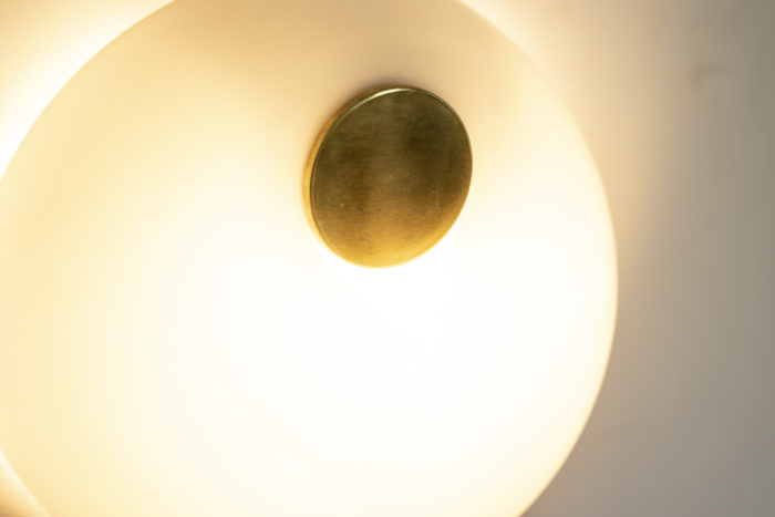 Wall lamp in Murano glass, in white opaline. Brass circular shape in the center. - focus