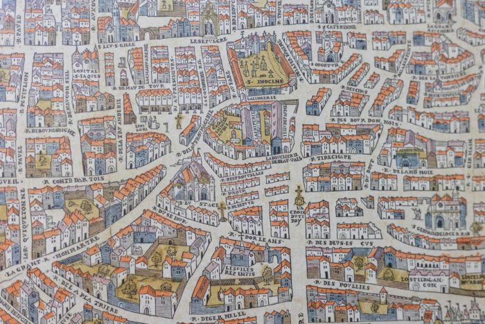 GRAVURE POLYCHROME DE LA VILLE DE PARIS VUE DU CIEL, ENCADREMENT EN BOIS DORÉ, ANNÉES 70 - verdoyant