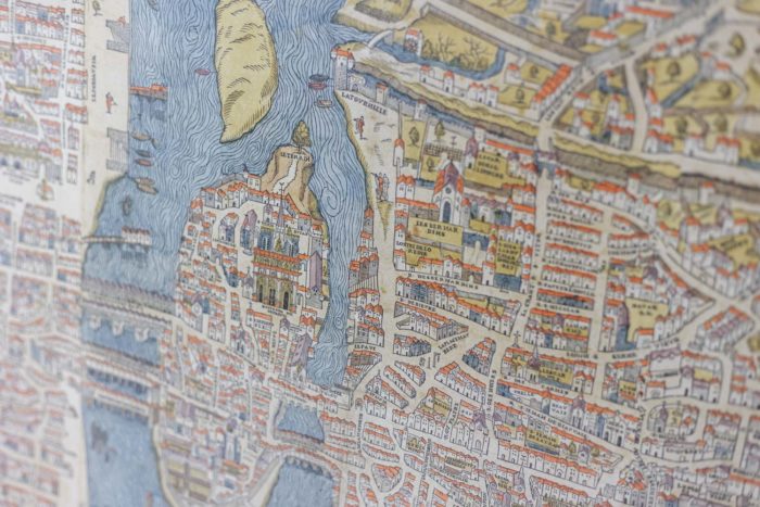 GRAVURE POLYCHROME DE LA VILLE DE PARIS VUE DU CIEL, ENCADREMENT EN BOIS DORÉ, ANNÉES 70 - zoom sur le fleuve