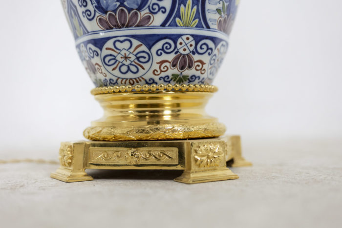 Delft earthenware lamp, polychrome. Gilt bronze mount. Quadripod base - base quadriopode