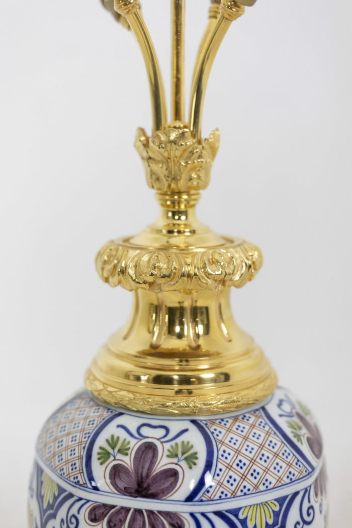 Delft earthenware lamp, polychrome. Gilt bronze mount. Quadripod base - bronze