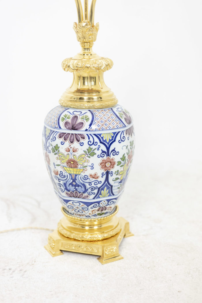 Delft earthenware lamp, polychrome. Gilt bronze mount. Quadripod base - détail de la faïence