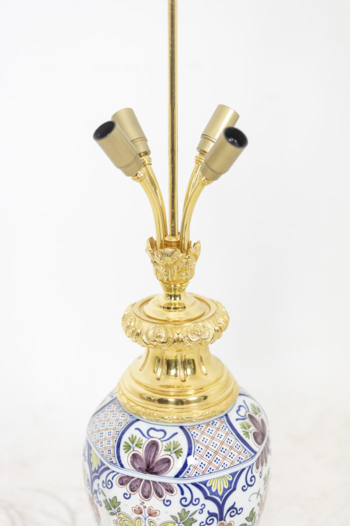 Delft earthenware lamp, polychrome. Gilt bronze mount. Quadripod base - douilles et bronze