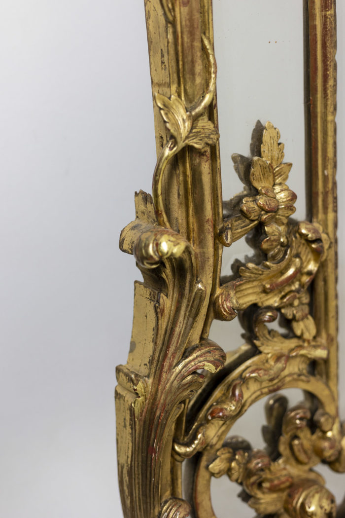Miroir à parcloses de style Régence en bois doré à la feuille et sculpté, à double encadrements et orné d'une coquille en partie haute. Miroir au mercure - bois sculpté