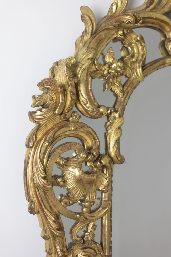 Regency style glazing bead mirror in carved and gilded wood, with double frames and decorated with a shell at the top. Mercury mirror.- zoom