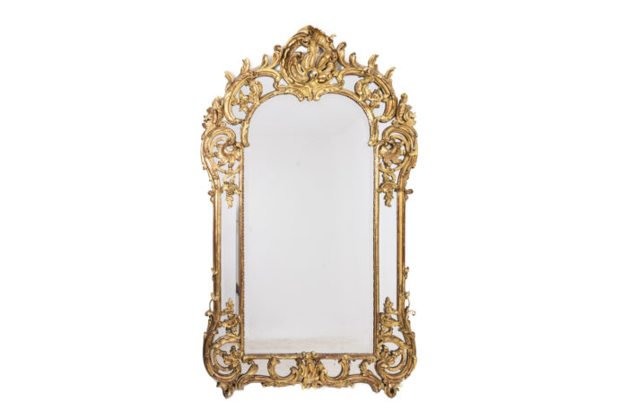 Miroir à parcloses de style Régence en bois doré à la feuille et sculpté, à double encadrements. Miroir au mercure - face