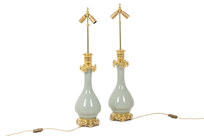 Paire de lampes en porcelaine Céladon, unie. Bronze ciselé figurant un feuillage ondulé - sans abat-jour