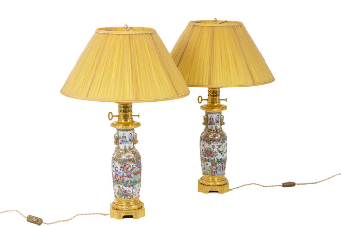 Pair of lamps in porcelain of Canton and bronze - both