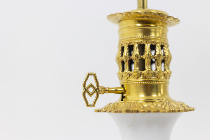 Paire de lampes en porcelaine de couleur blanche et bronze doré et ciselé - clé en bronze doré