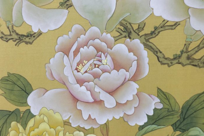Panneau peint sur soie aux motifs de pivoines et oiseaux, Japon, Années 1950 - focus rose