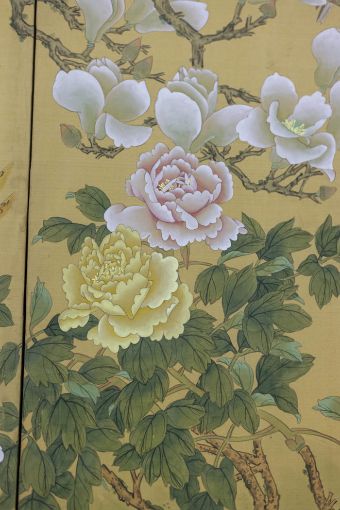 Panneau peint sur soie aux motifs de pivoines et oiseaux, Japon, Années 1950 - roses