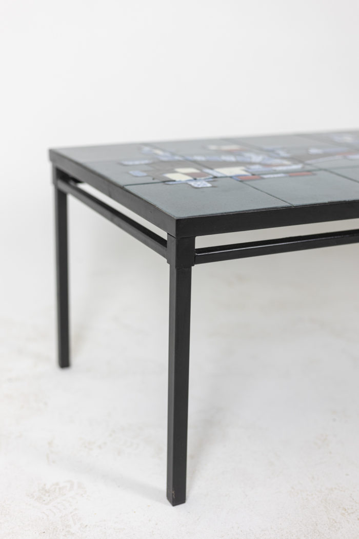 TABLE BASSE EN CERAMIQUE ET FER LAQUÉ NOIR - détail piètement et zoom céramique