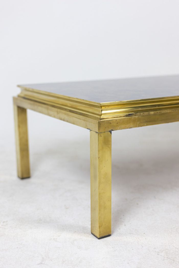 Table basse en laiton Coffee table in golden brass and oxidized mirror, 1970s - base and brass et dessus en miroir oxydé. Travail français des années 1970 - piètement en laiton doré