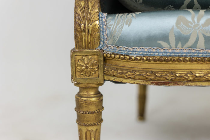 Paire de bergères de style Louis XVI en bois doré, circa 1880 - dés de raccordement