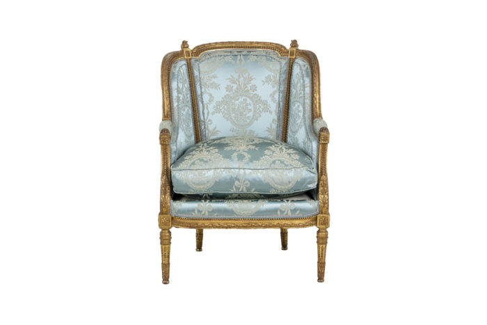 Paire de bergères de style Louis XVI en bois doré, circa 1880 - face