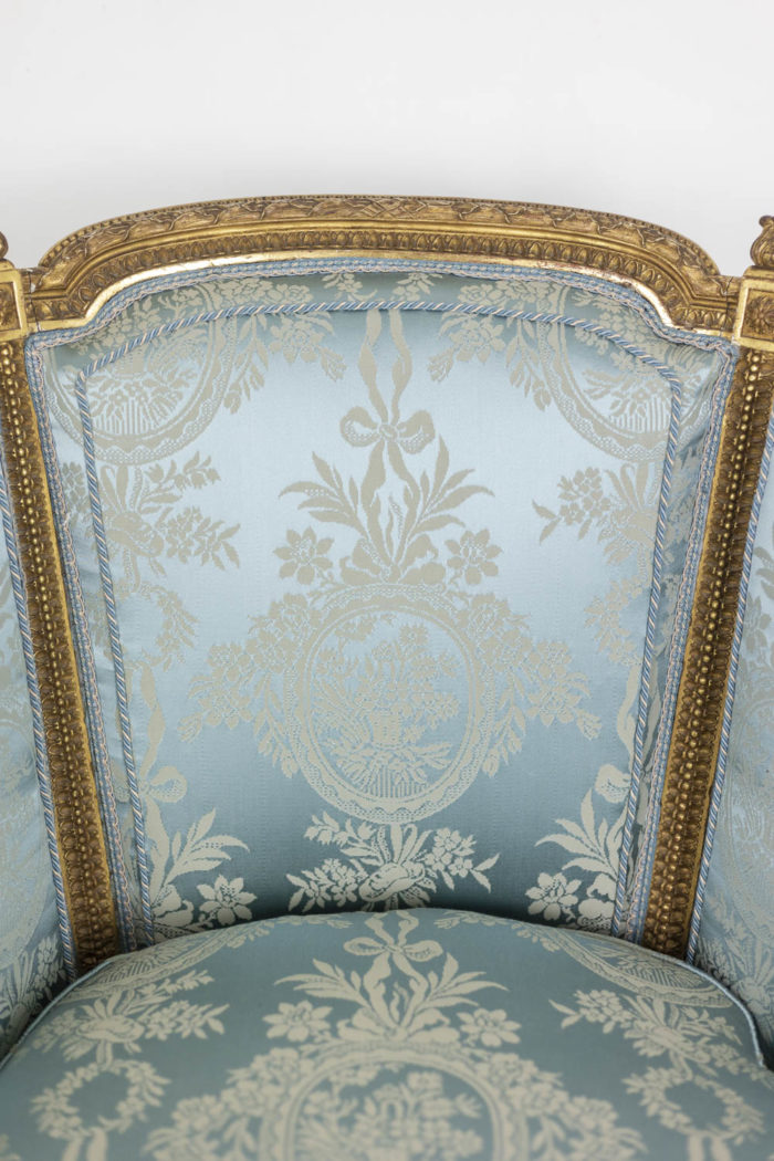 Paire de bergères de style Louis XVI en bois doré, circa 1880 - gaufrage