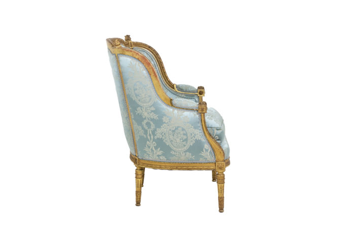 Paire de bergères de style Louis XVI en bois doré, circa 1880 - profil