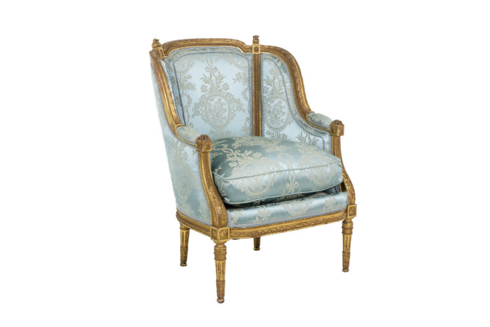 Paire de bergères de style Louis XVI en bois doré, circa 1880 - un fauteuil de 3:4