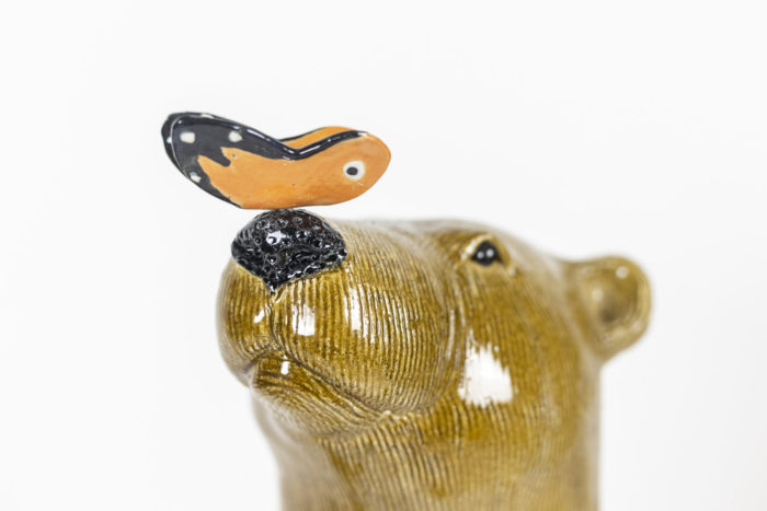 Céramique représentant un ours au papillon - détail papillon