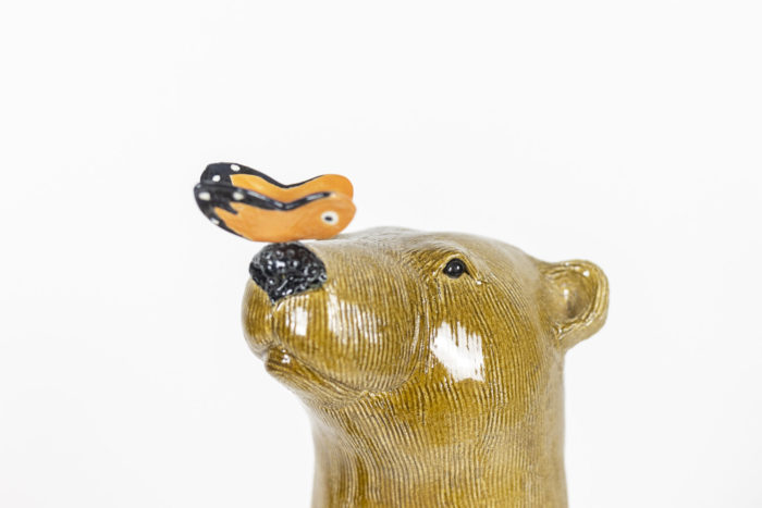 Céramique représentant un ours au papillon - zoom papillon