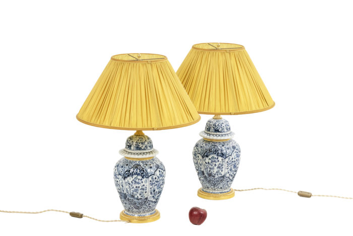 Paire de lampes en faïence de Delft et bronze, circa 1880 - échelle