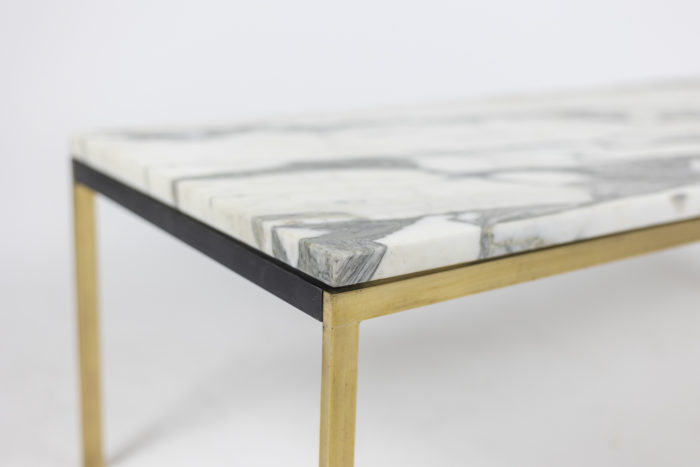 Table basse en marbre, piètement doré - marbre et piètement