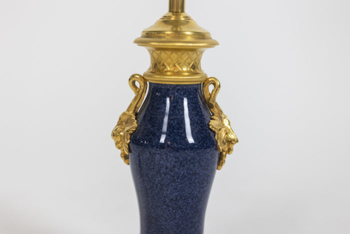 Lampe en porcelaine bleue et bronze - autre focus