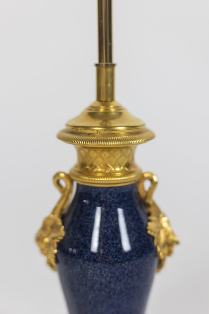 Lampe en porcelaine bleue et bronze - autre zoom