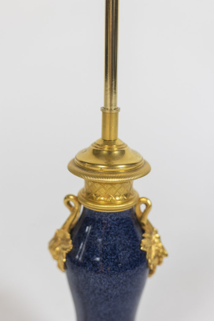 Lampe en porcelaine bleue et bronze - focus bronze