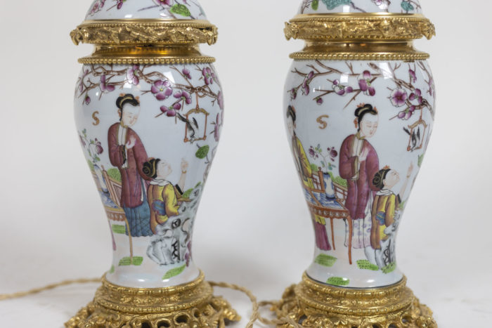 Paire de lampes en porcelaine Canton - détail personnage