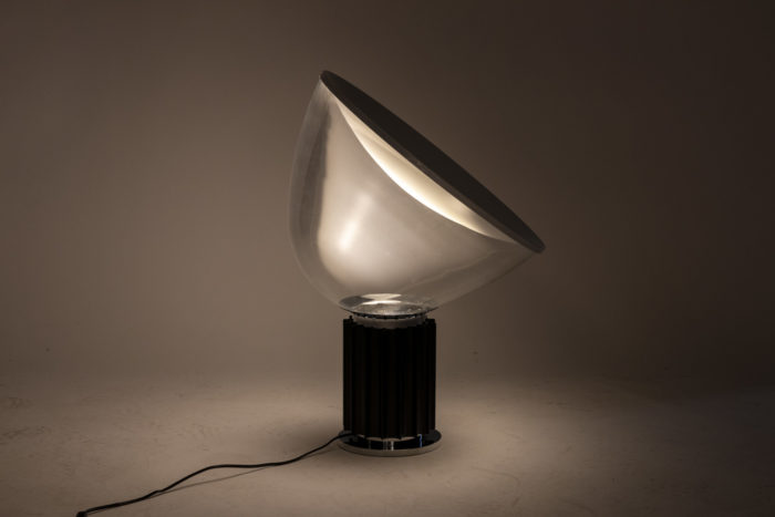 Achille et Pier Giacomo Castiglioni, lampe Taccia édition Flos - allumée