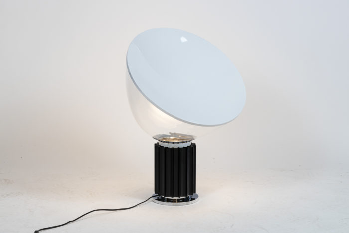 Achille et Pier Giacomo Castiglioni, lampe Taccia édition Flos - staging