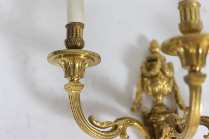 Paire d'appliques de style Louis XVI en bronze doré - détail