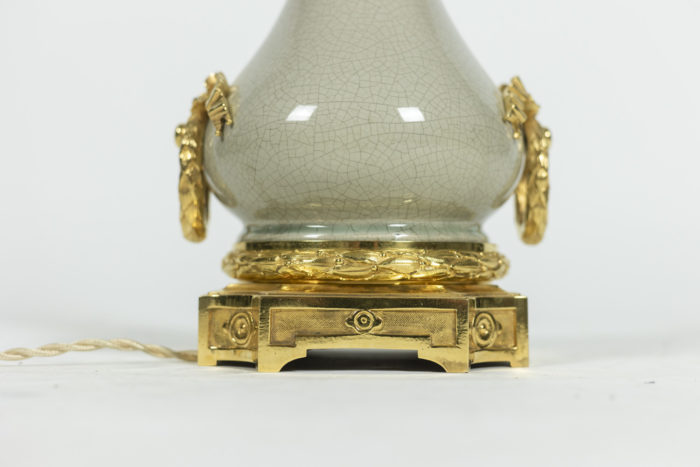 Lampe en porcelaine céladon et bronze - autre focus