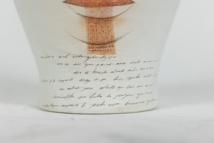Vase en terre cuite peinte, de style surréaliste - autre détail