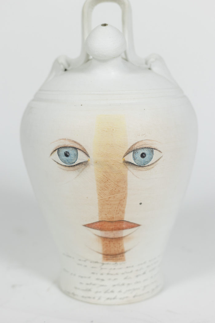 Vase en terre cuite peinte, de style surréaliste - focus