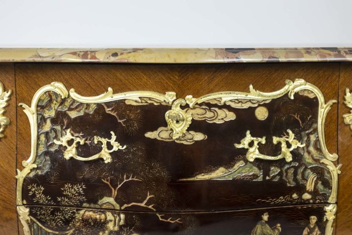 Commode sauteuse en laque, bronze et marbre - détail