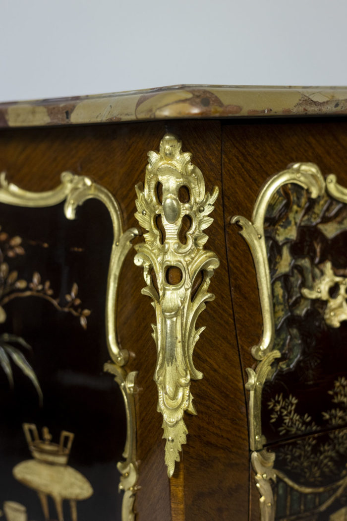 Commode sauteuse en laque, bronze et marbre - détail ornement