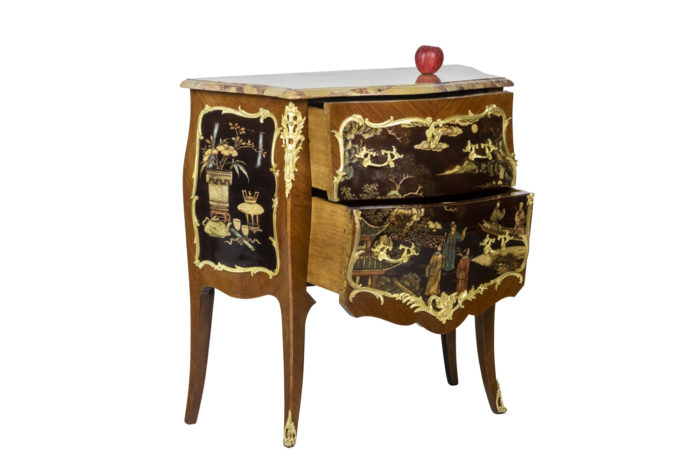 Commode sauteuse en laque, bronze et marbre - échelle